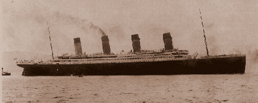 Foto en sepia donde se ve al Titanic lateralmente echando humo por una sola chimenea, pues parece estar saliendo del puerto.
